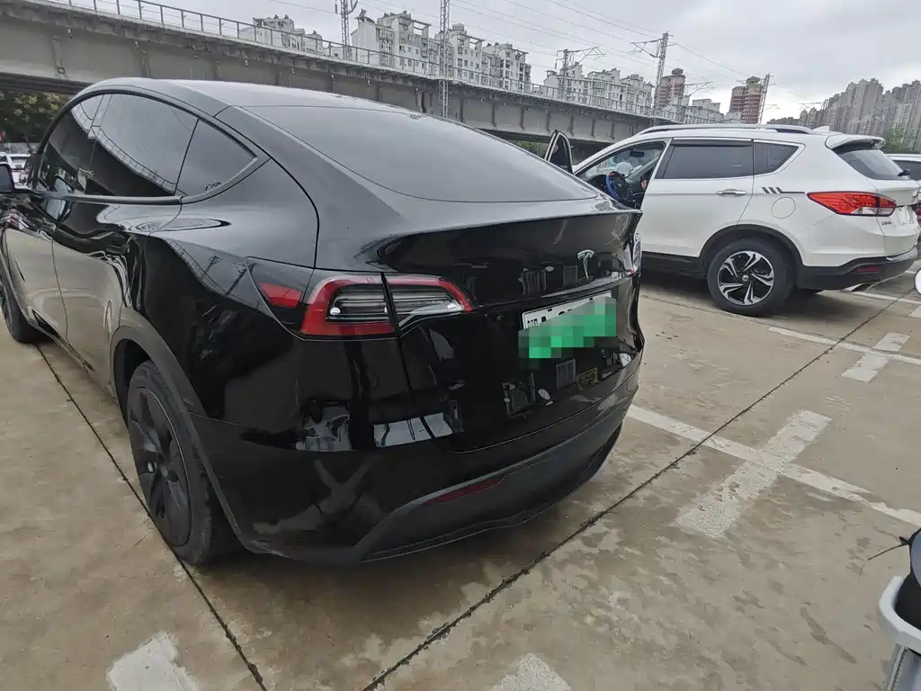 Tesla Model Y — миниатюра 5