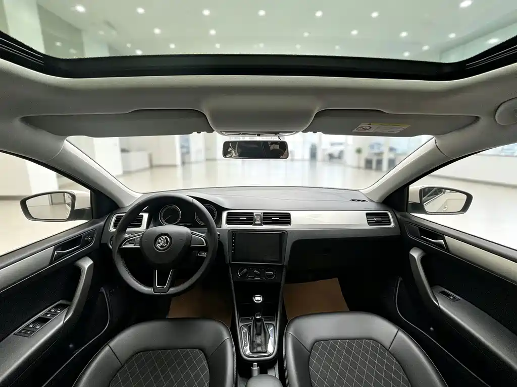 Skoda Rapid — миниатюра 8