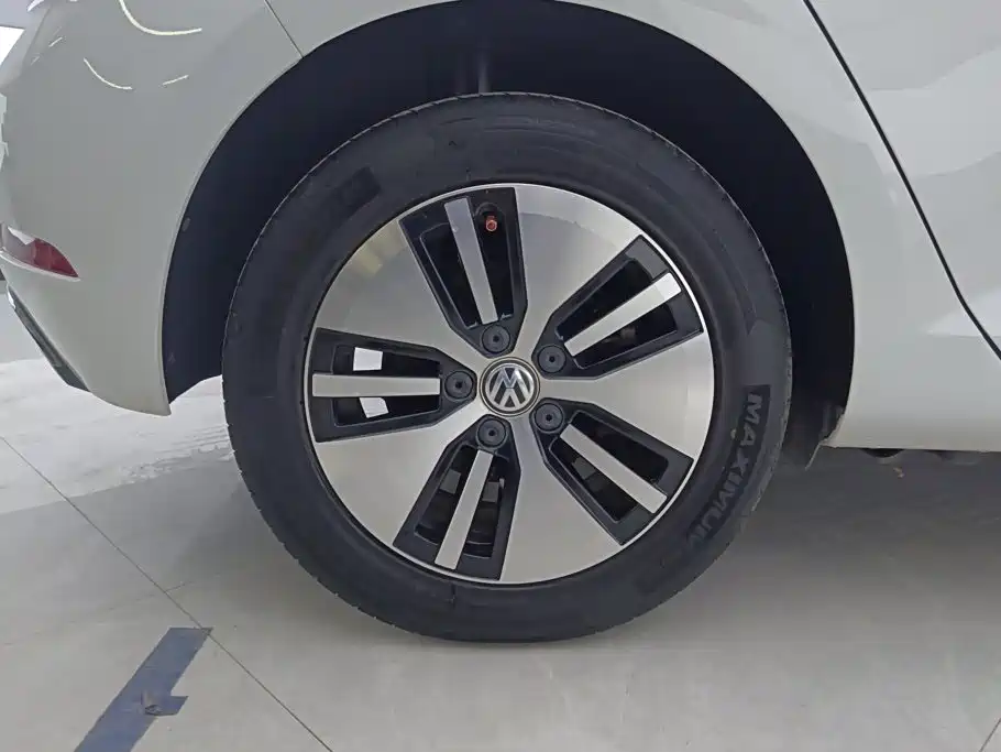 Volkswagen Golf EV — миниатюра 6