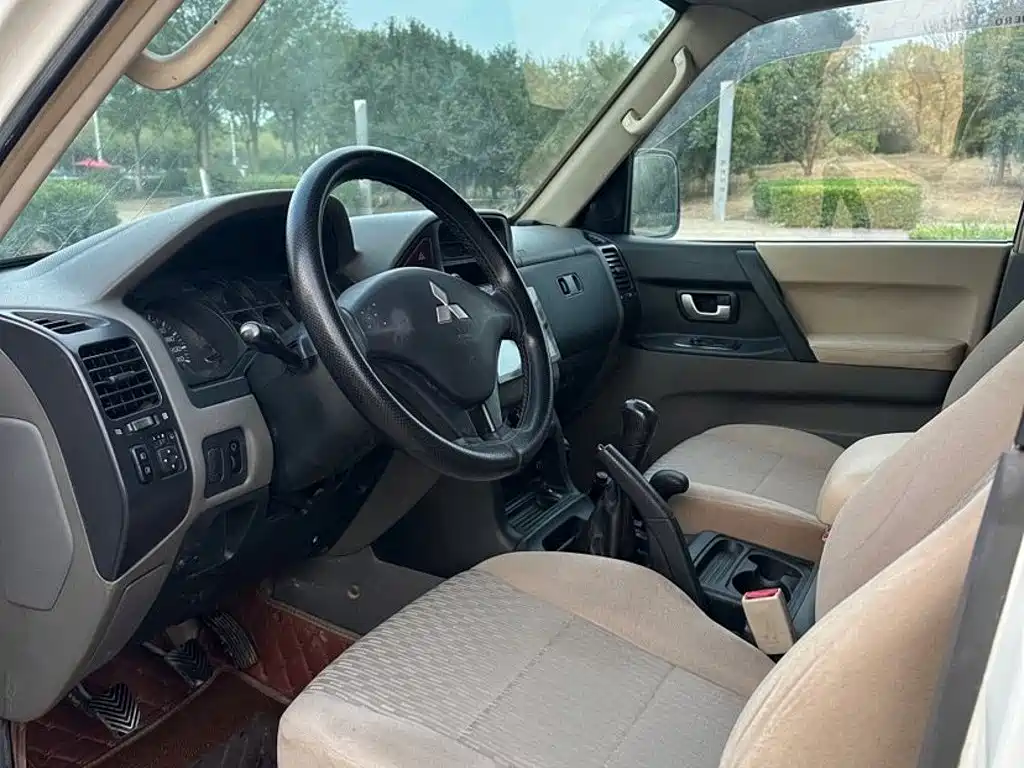 Mitsubishi Pajero — миниатюра 8