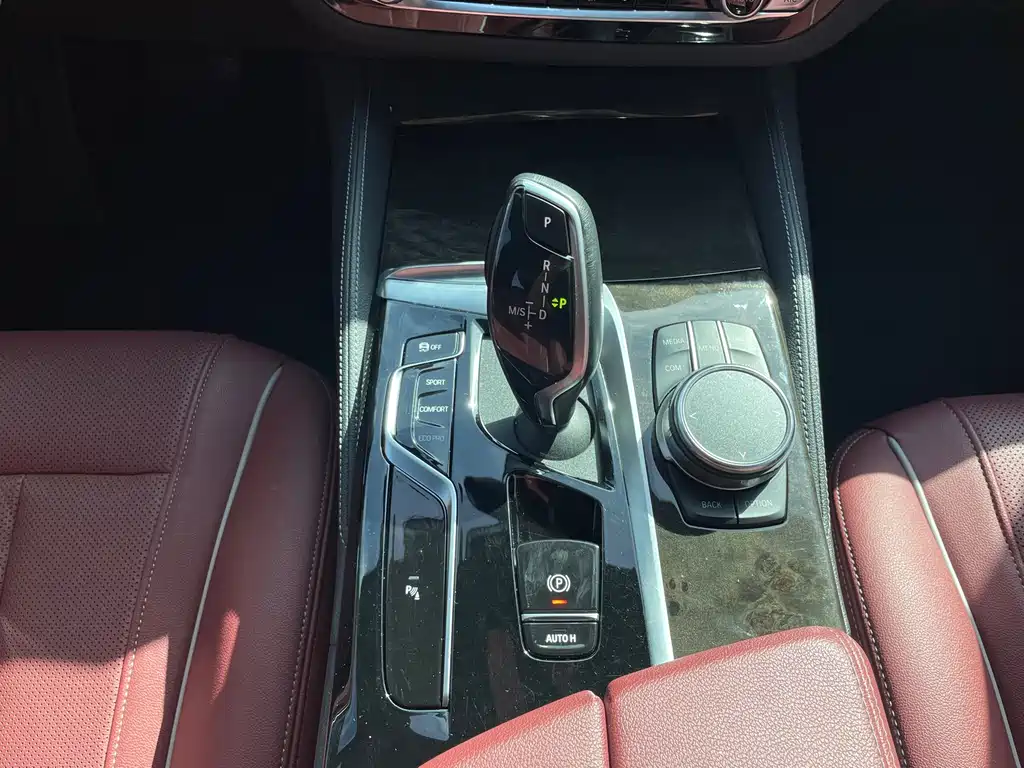 BMW 5 Series — миниатюра 11