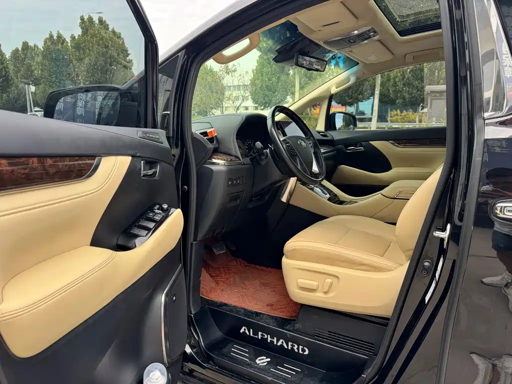 Toyota Alphard — миниатюра 8