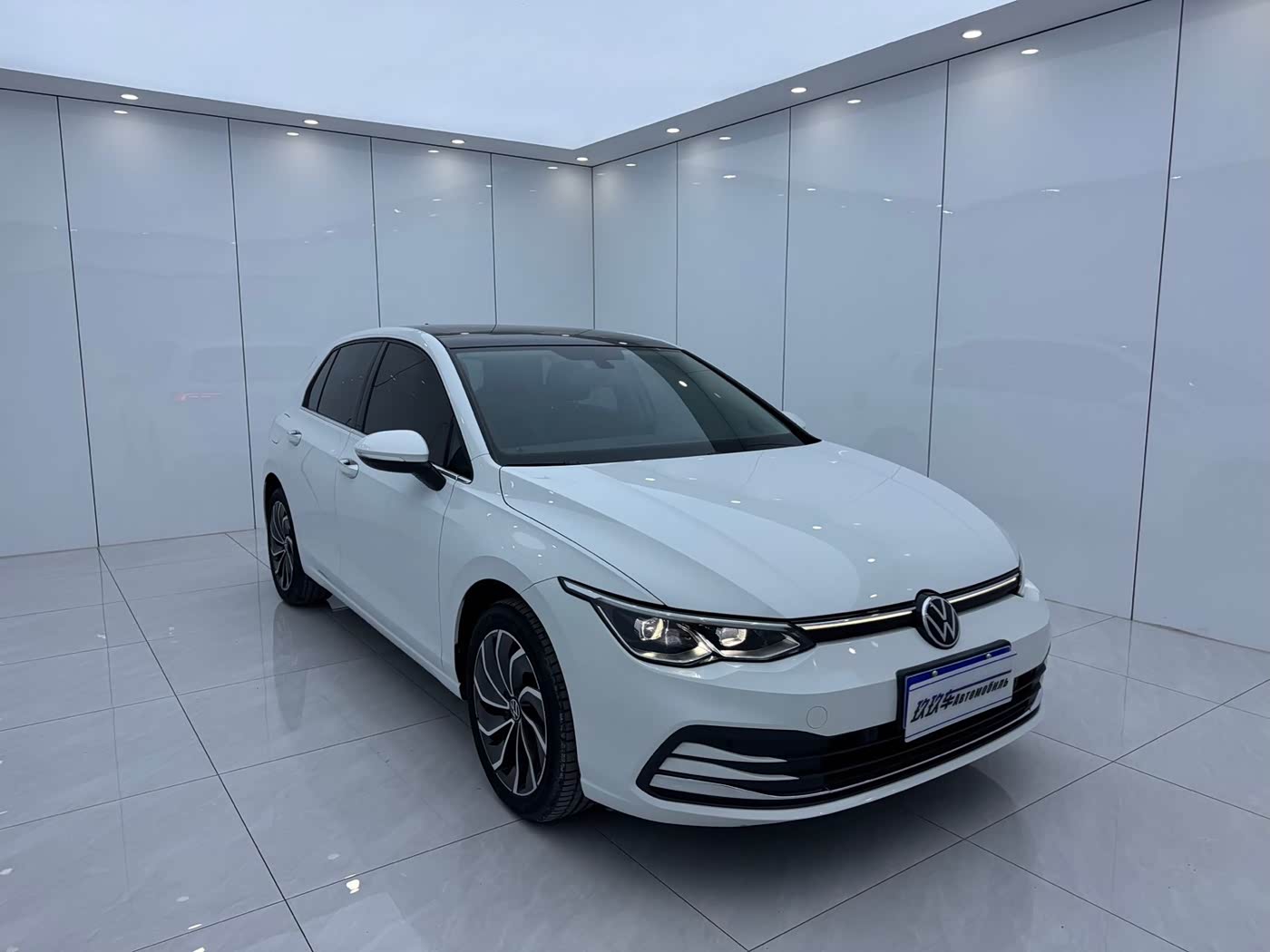 Volkswagen Golf 1.4 л 2022 г. Белый, пробег 8800 км