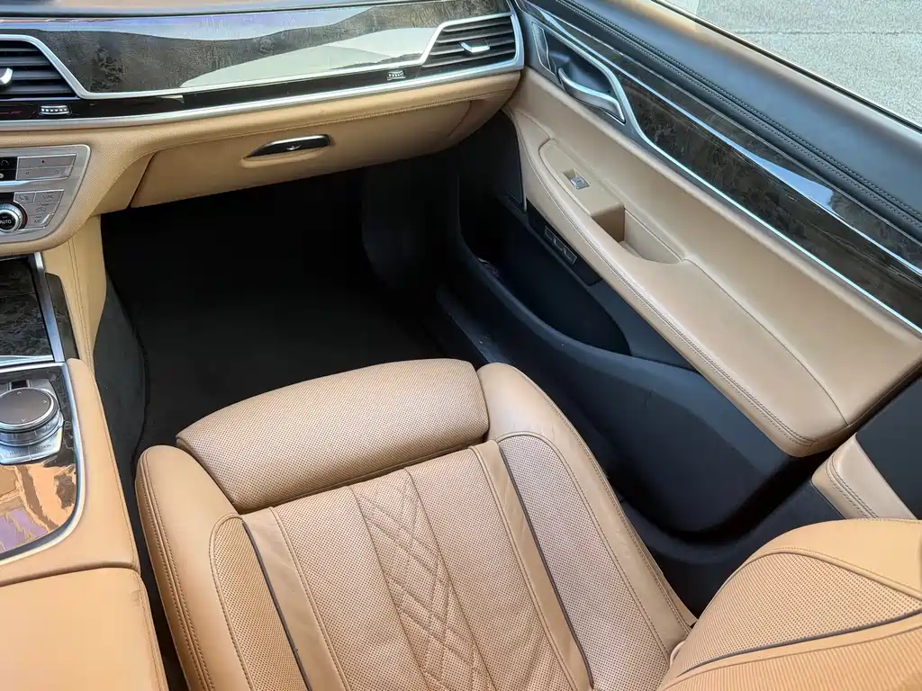 BMW 7 Series — миниатюра 12