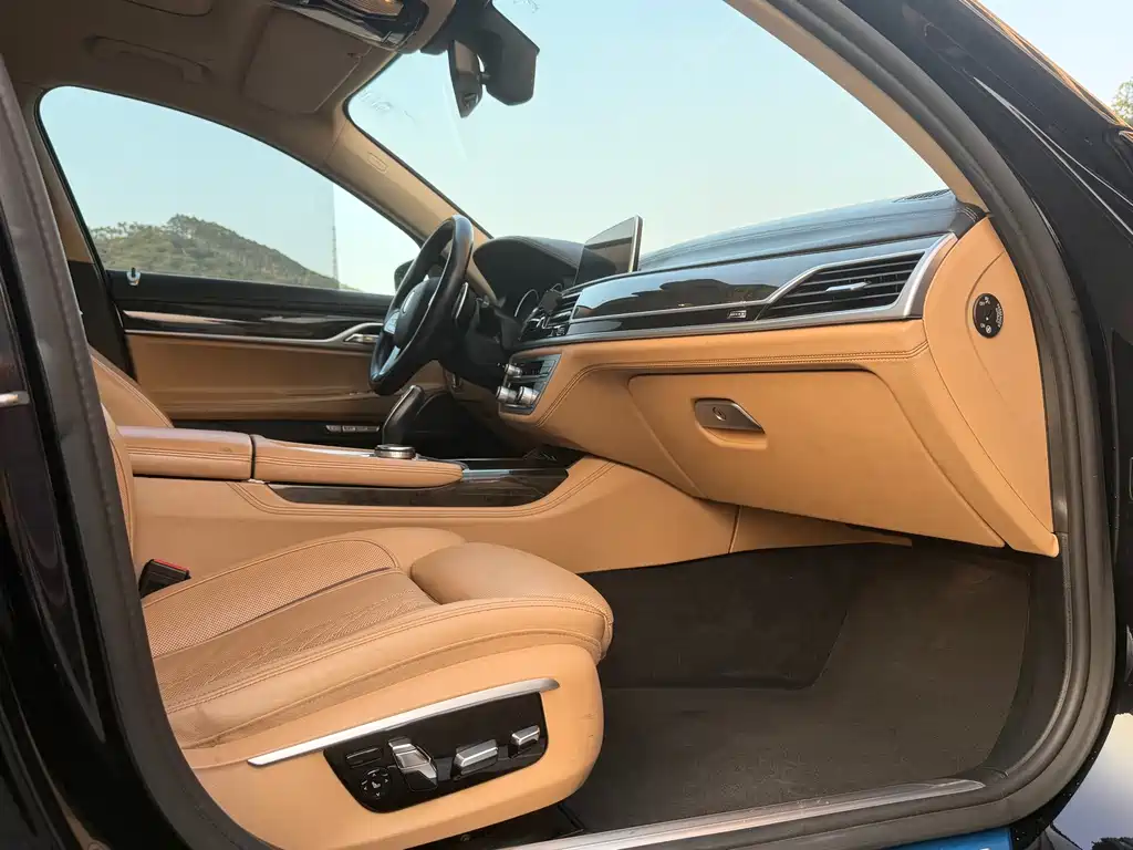 BMW 7 Series — миниатюра 14