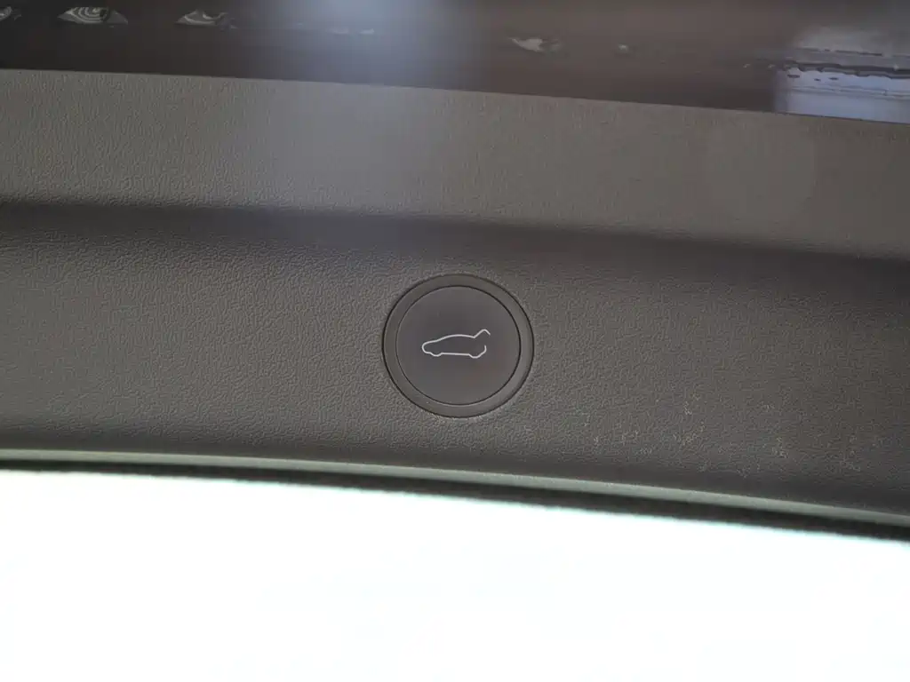 Tesla Model Y — миниатюра 9