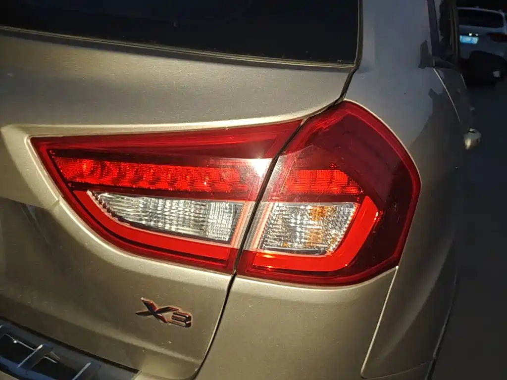 Geely Vision X3 — миниатюра 8