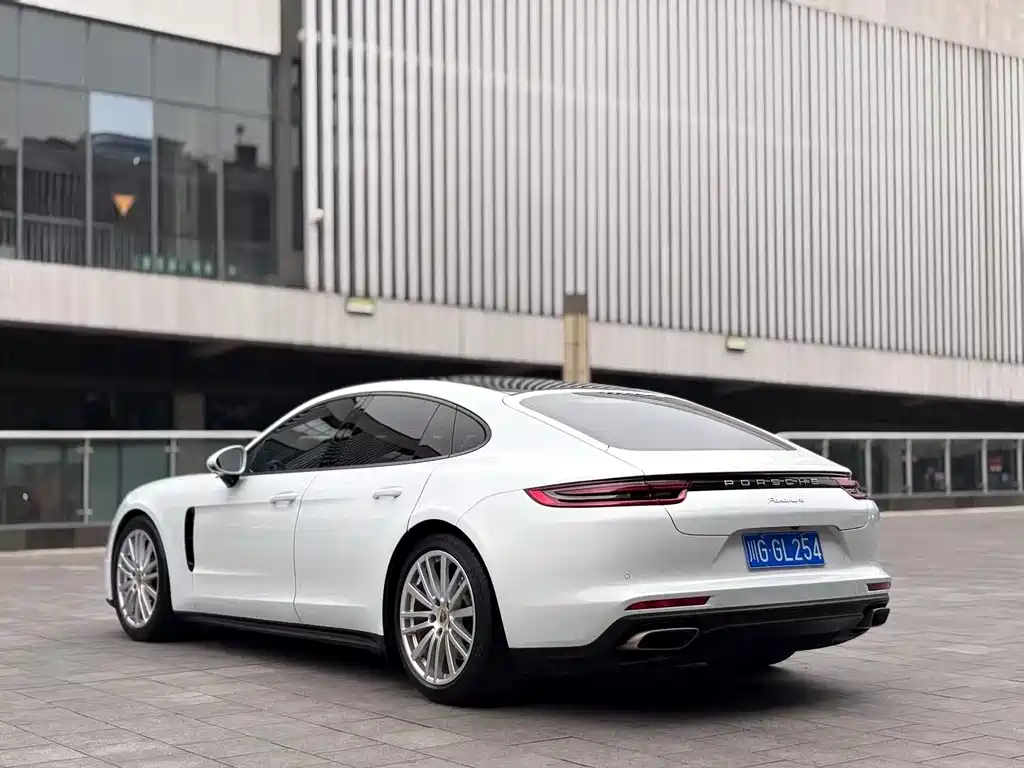PORSCHE PANAMERA
