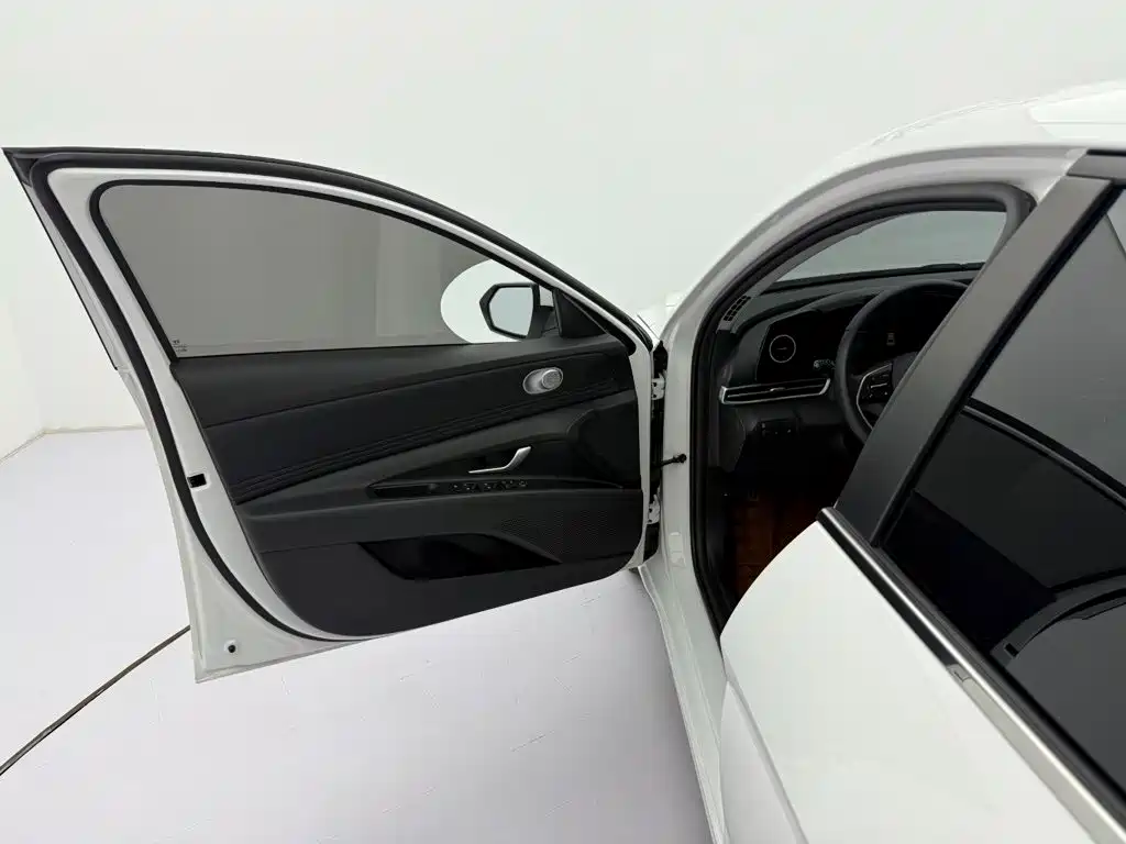 Hyundai Elantra — миниатюра 10