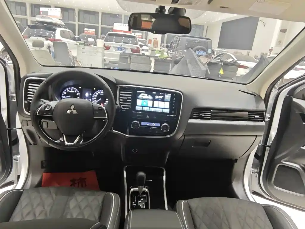 Mitsubishi Outlander — миниатюра 20