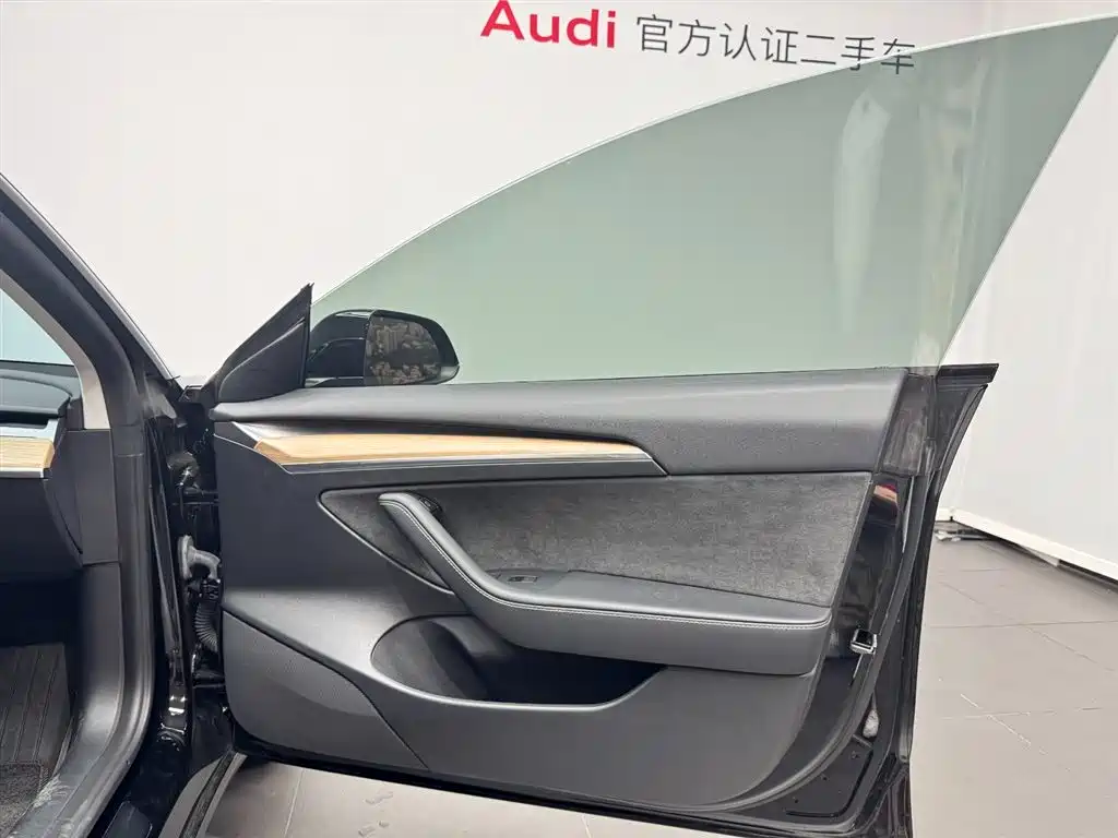 Tesla Model 3 — миниатюра 12