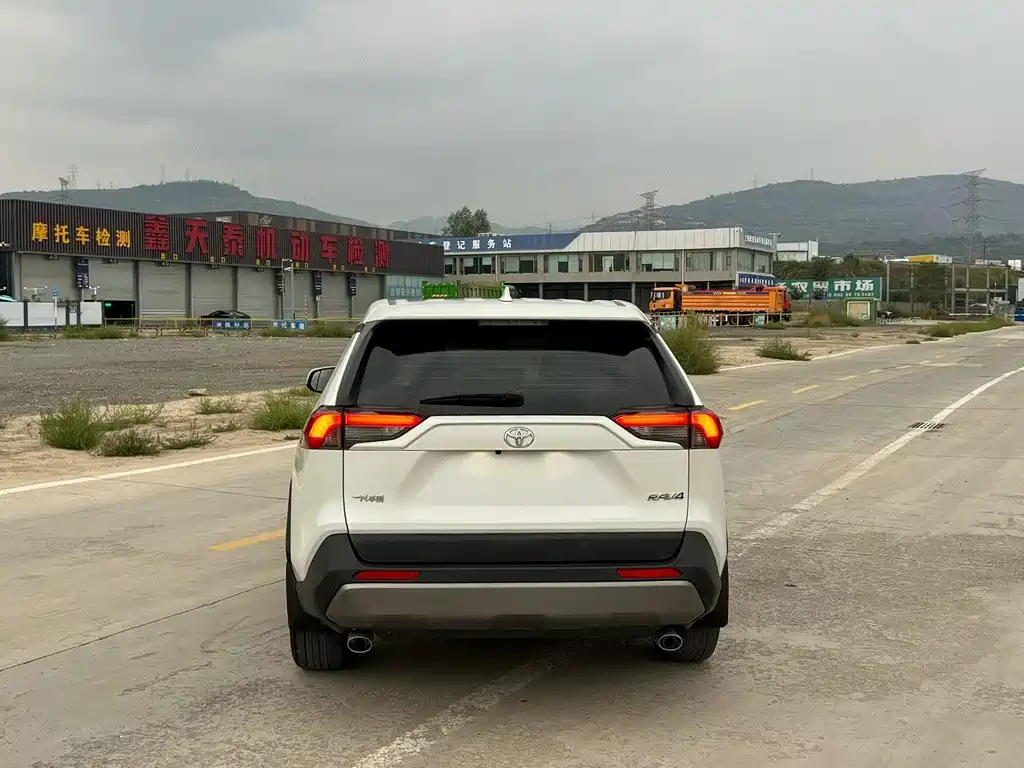 Toyota RAV4 — миниатюра 5