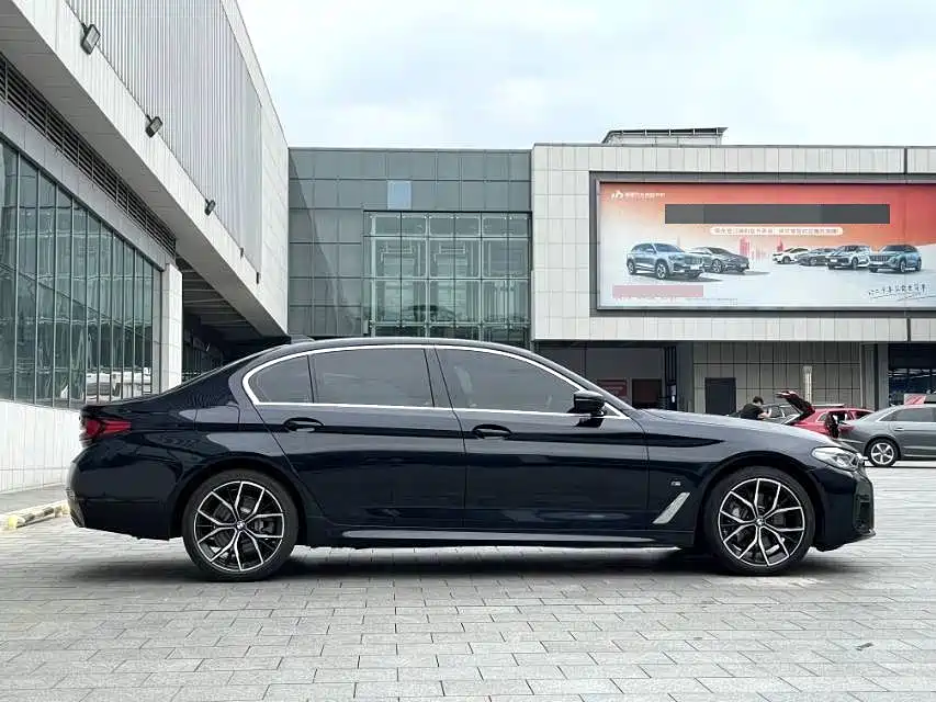 BMW 5 Series — миниатюра 9