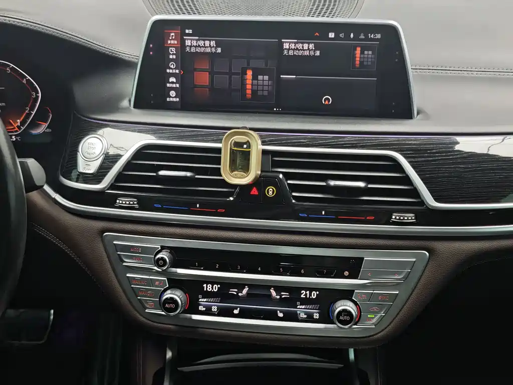 BMW 7 Series — миниатюра 14