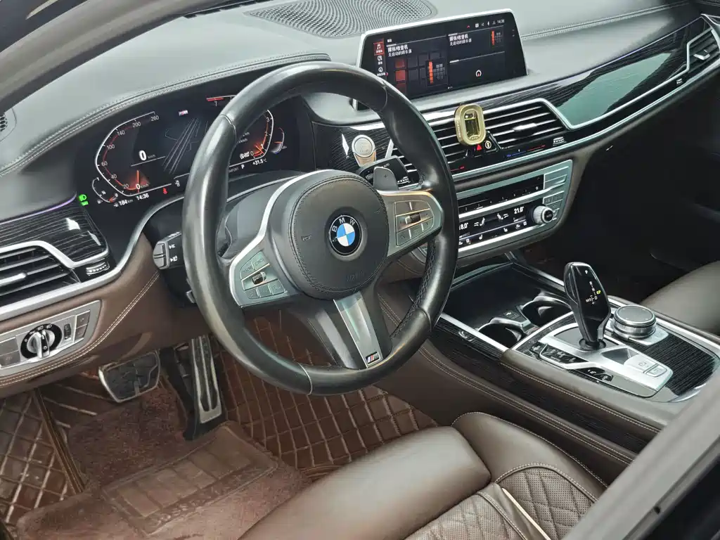 BMW 7 Series — миниатюра 10