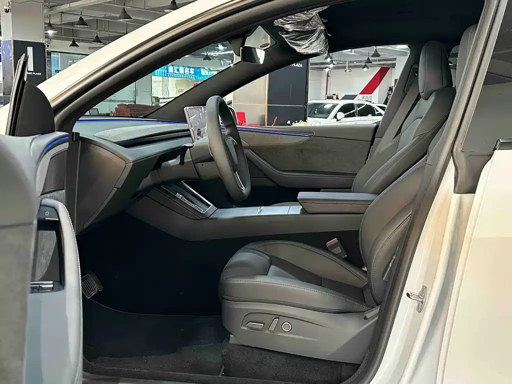 Tesla Model Y — миниатюра 10