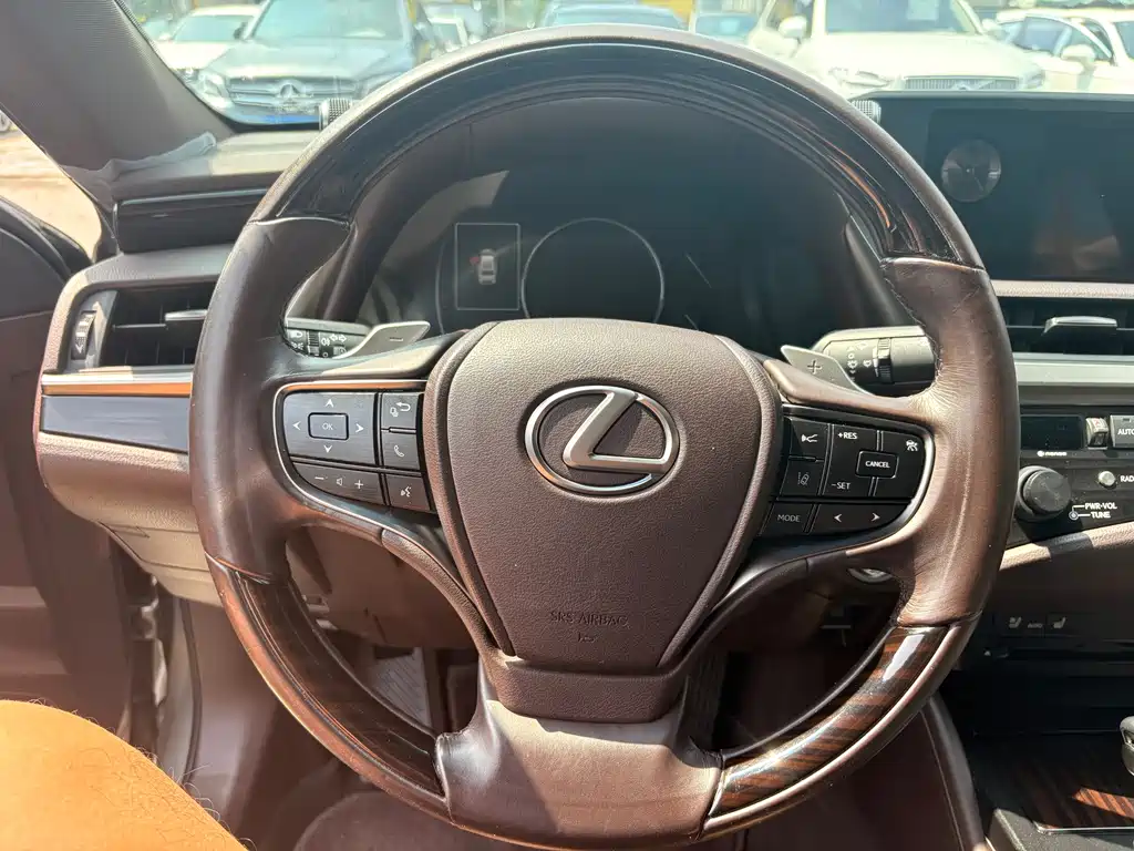 Lexus ES 2018 200 Luxury V
