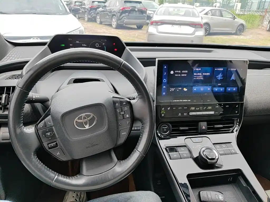 Toyota bZ4X — миниатюра 10