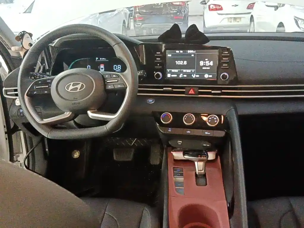 Hyundai Elantra — миниатюра 10