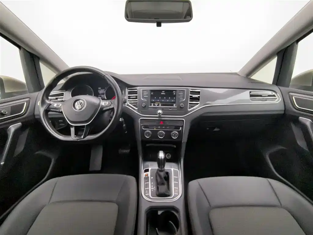 Volkswagen Golf · 2016 230TSI AT