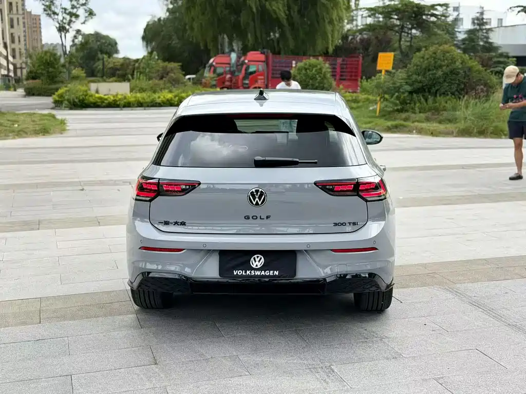 Volkswagen Golf 2026 300TSI R-Line
