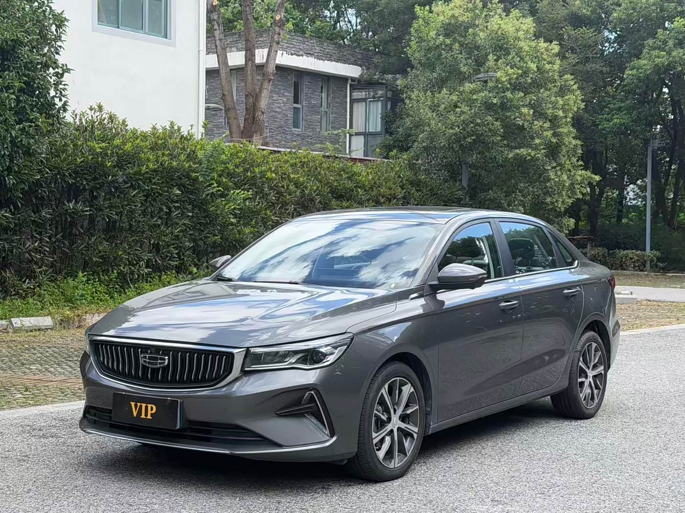 Geely Emgrand 1.5 л 2023 г. Серебристо-серый, пробег 18000 км
