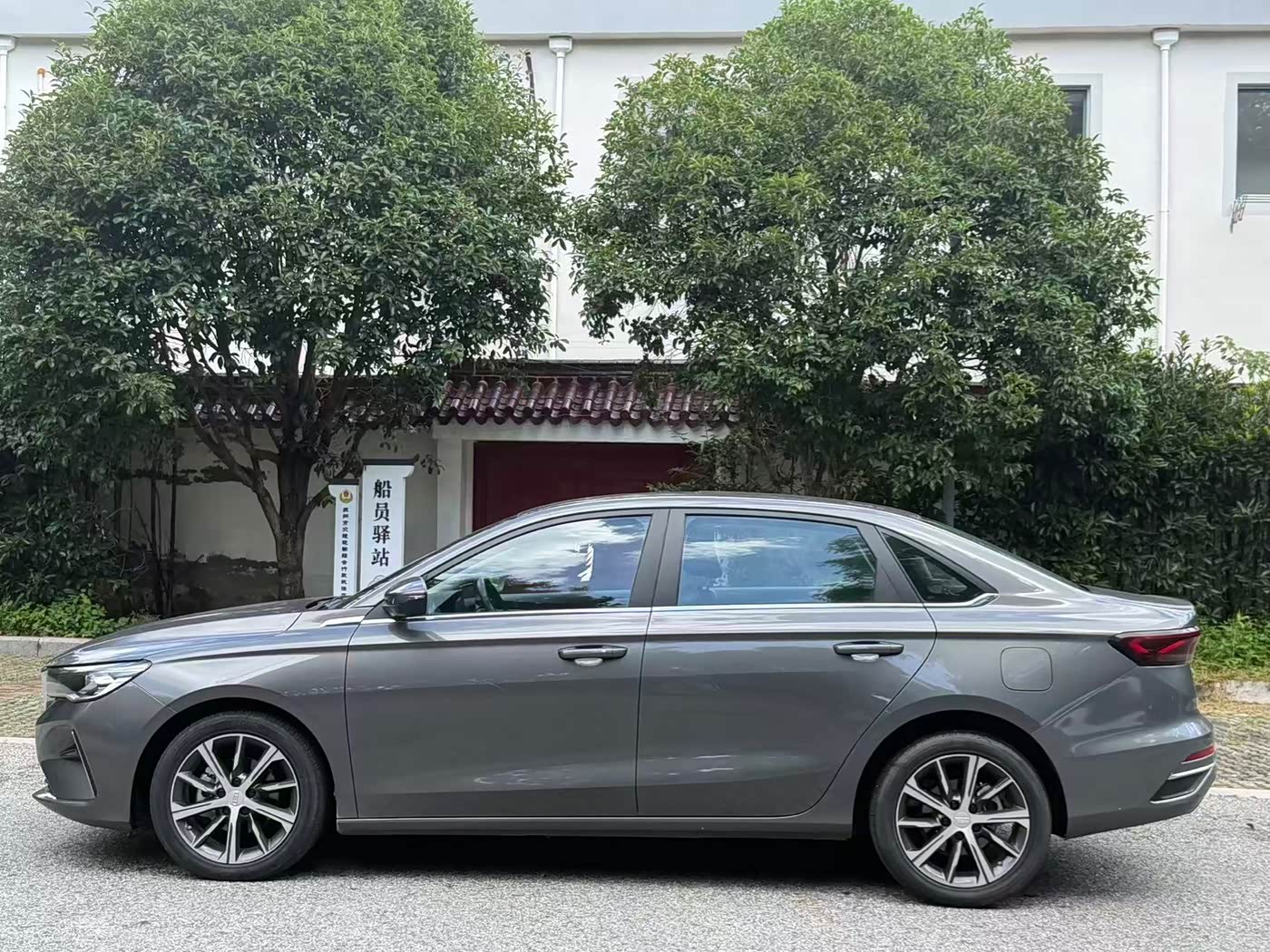 Geely Emgrand 1.5 л 2023 г. Серебристо-серый, пробег 18000 км