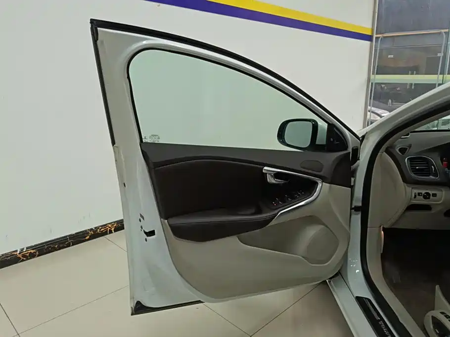 Volvo V40 — миниатюра 7