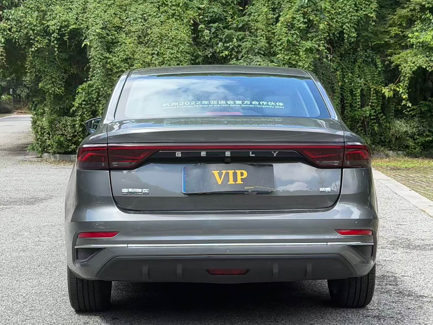 Geely Emgrand 1.5 л 2023 г. Серебристо-серый, пробег 18000 км