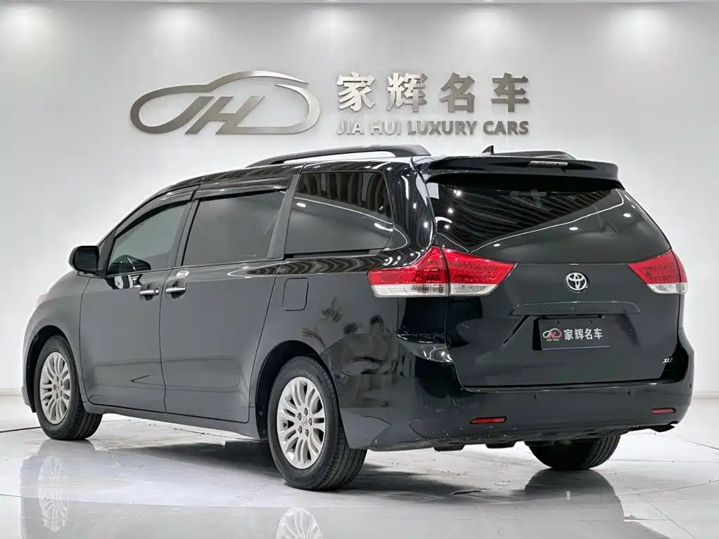 Toyota Sienna — миниатюра 5