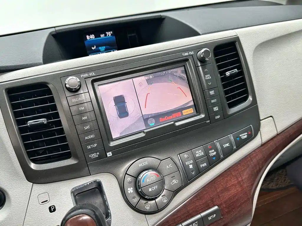 Toyota Sienna — миниатюра 18
