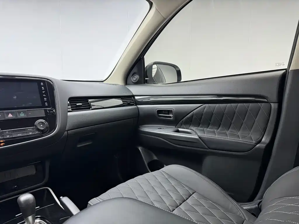 Mitsubishi Outlander — миниатюра 10
