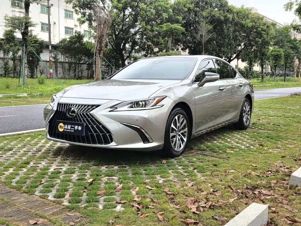 Lexus ES 2022
