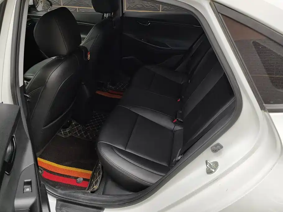 Hyundai Elantra — миниатюра 11