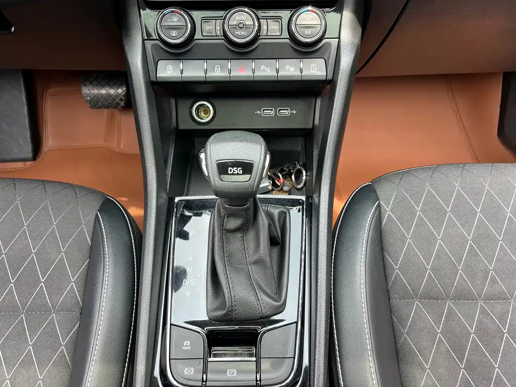 Skoda Karoq TSI280 Luxury Edition, фото 14