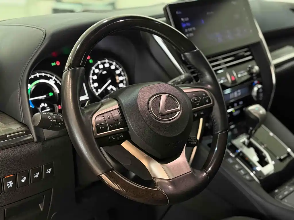 LEXUS LM