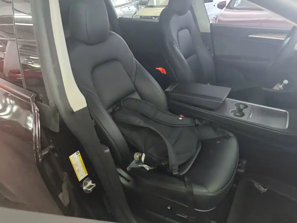 Tesla Model Y — миниатюра 25