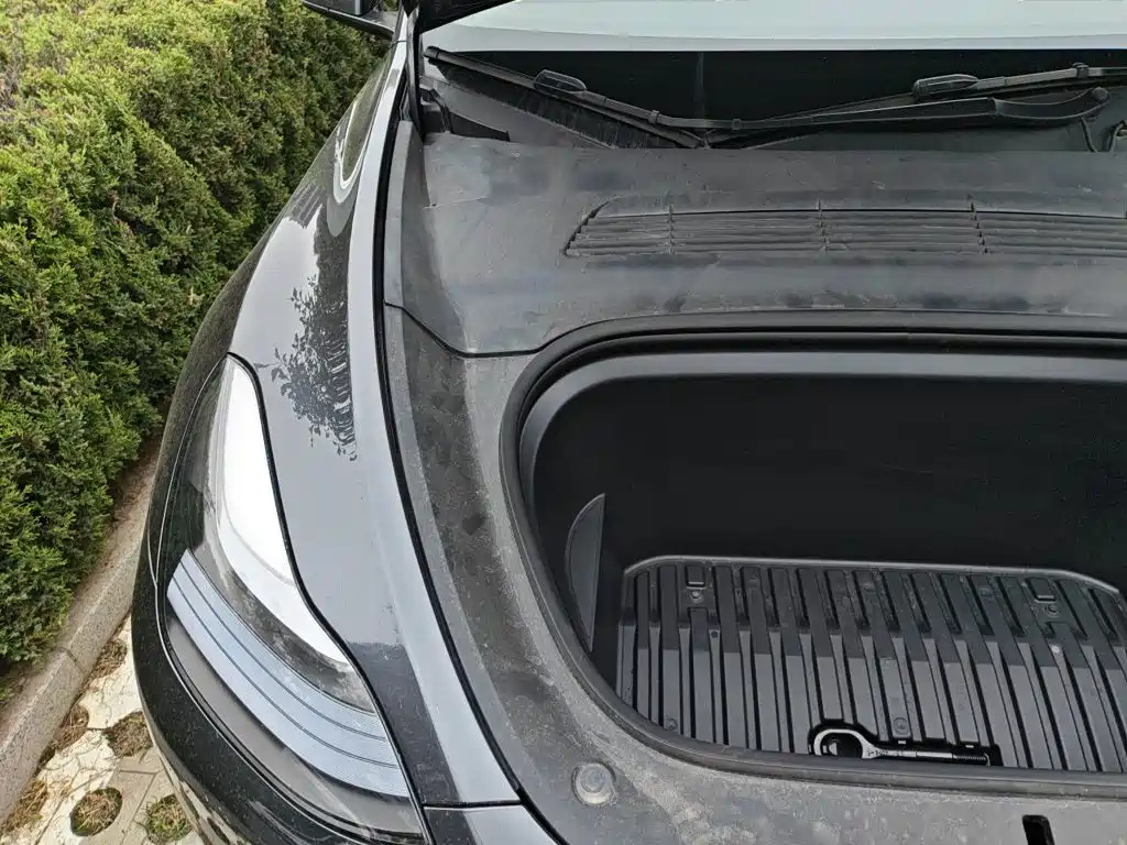 Tesla Model Y — миниатюра 21