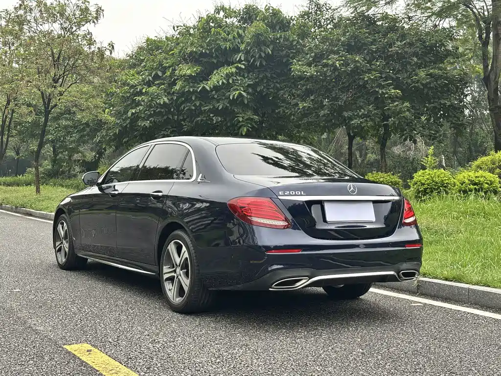 Mercedes-Benz E-Class — миниатюра 6