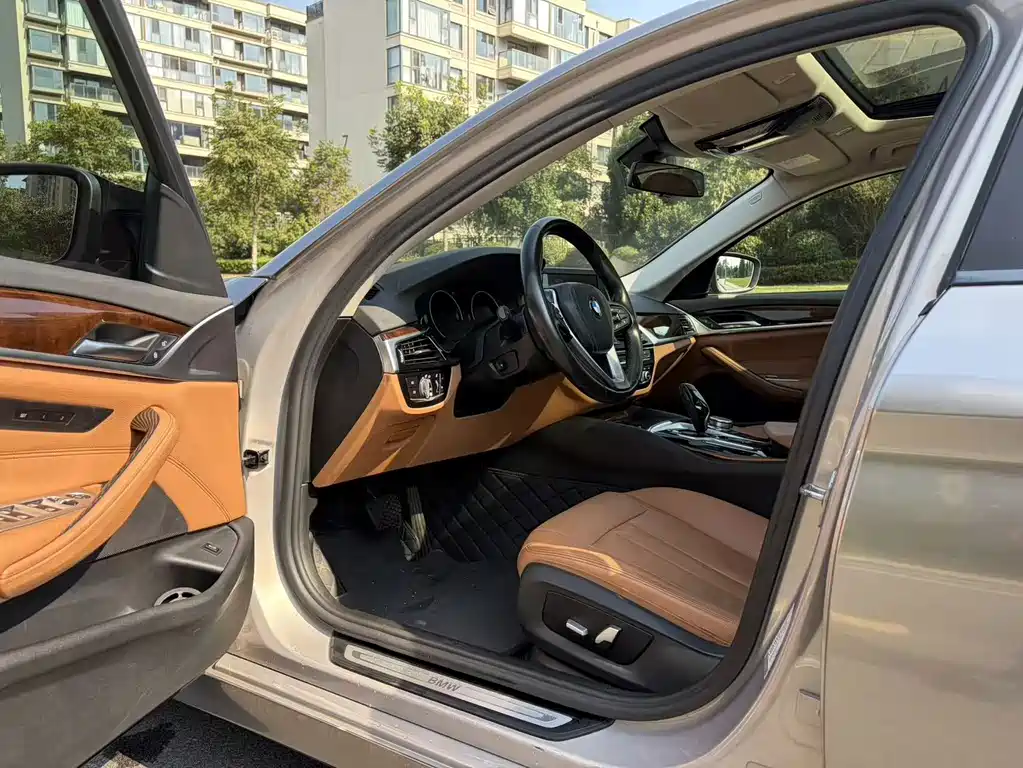BMW 5 Series — миниатюра 13