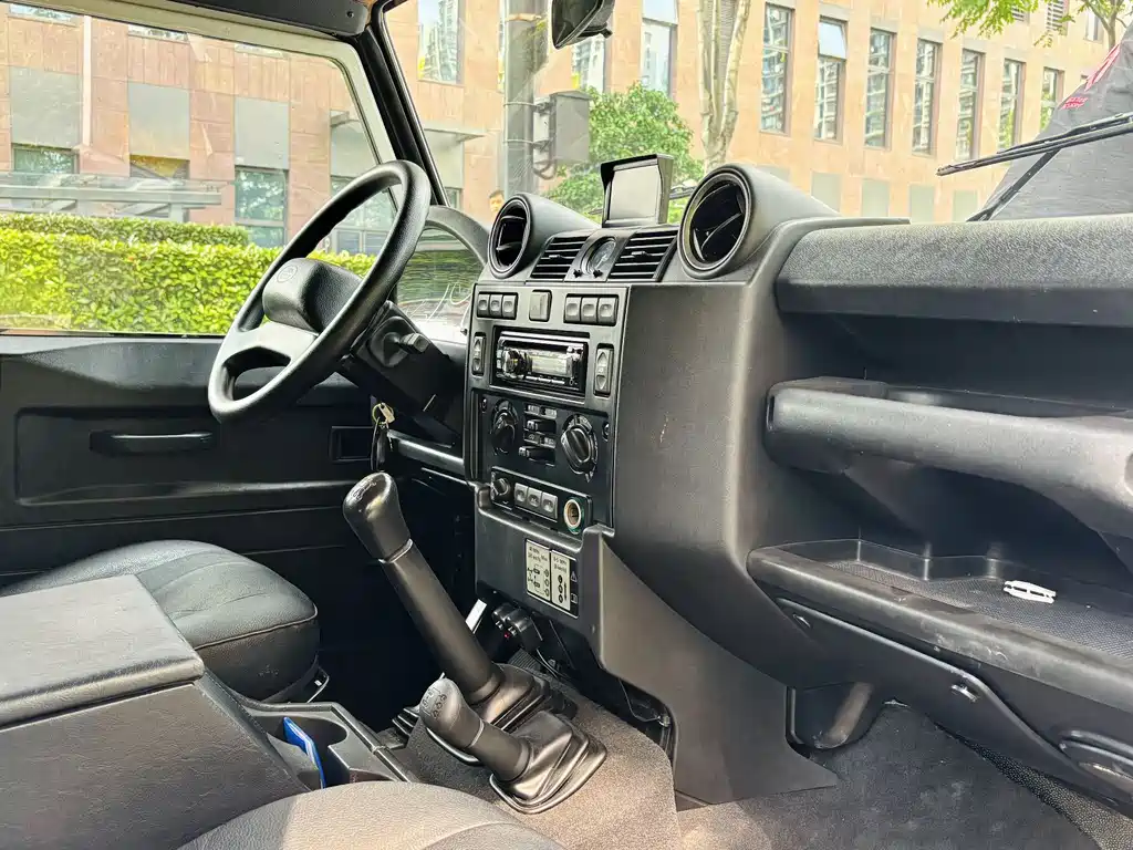 Land Rover Defender — миниатюра 9
