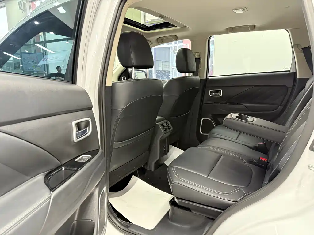 MITSUBISHI OUTLANDER