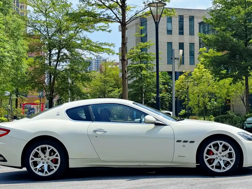 Maserati GranTurismo — миниатюра 7