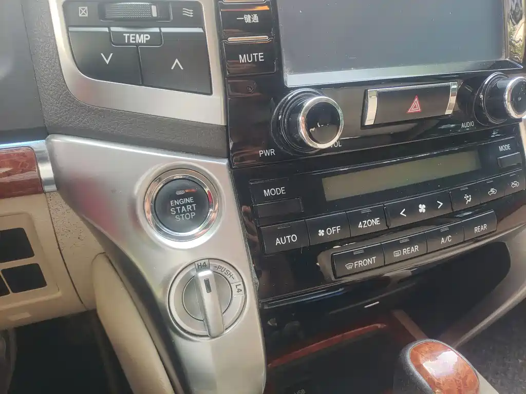 Toyota Land Cruiser 2012 4.0L AT VX