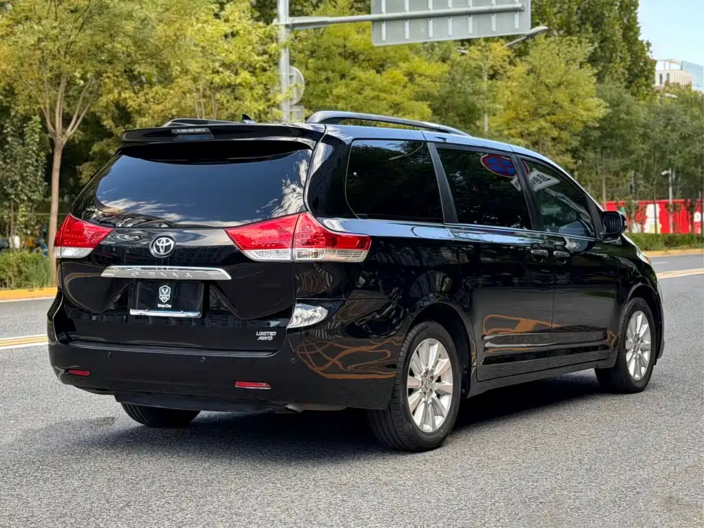 Toyota Sienna — миниатюра 4