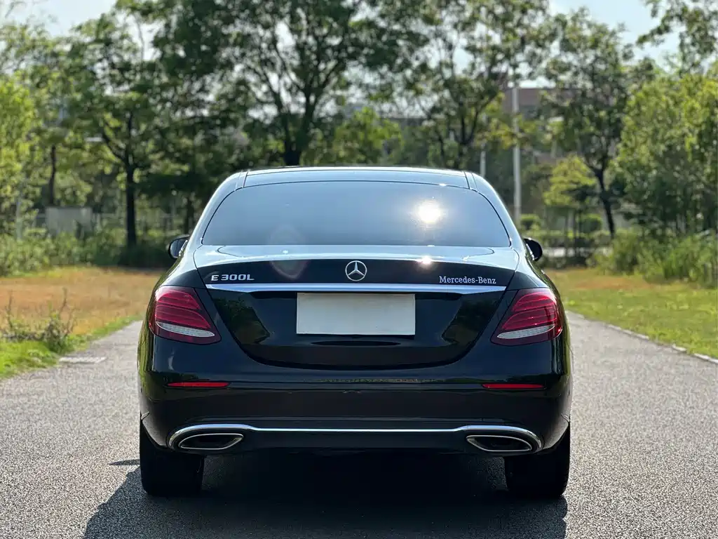 Mercedes-Benz E-Class — миниатюра 7