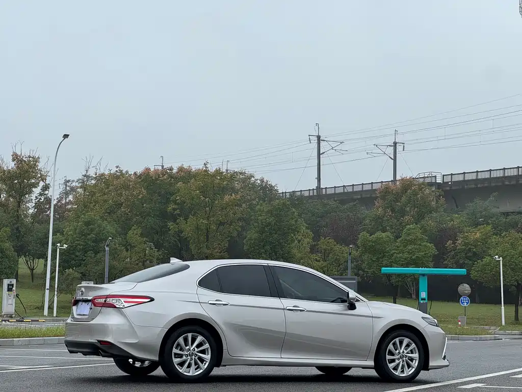 Toyota Camry — миниатюра 17