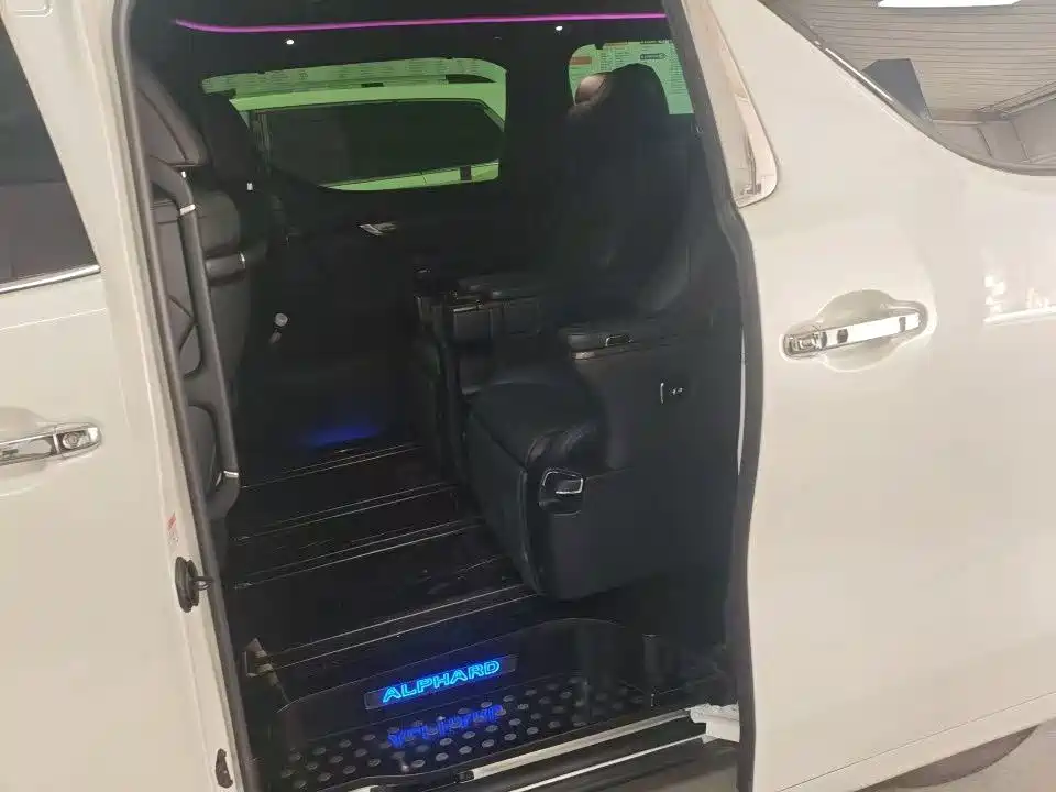 Toyota Alphard — миниатюра 7