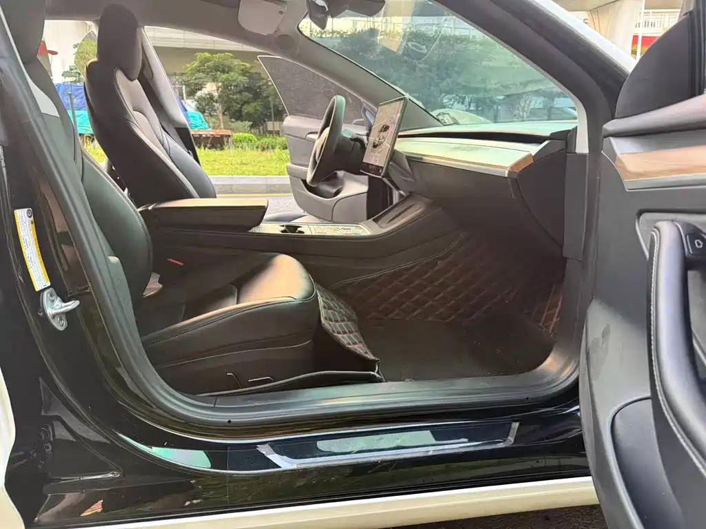 Tesla Model 3 — миниатюра 8