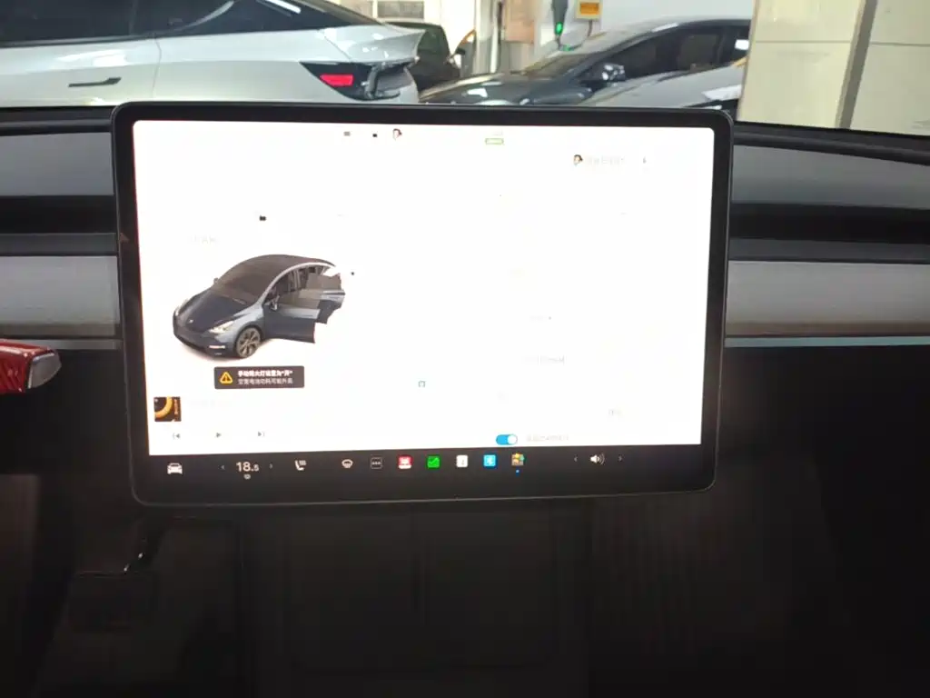 Tesla Model Y — миниатюра 13